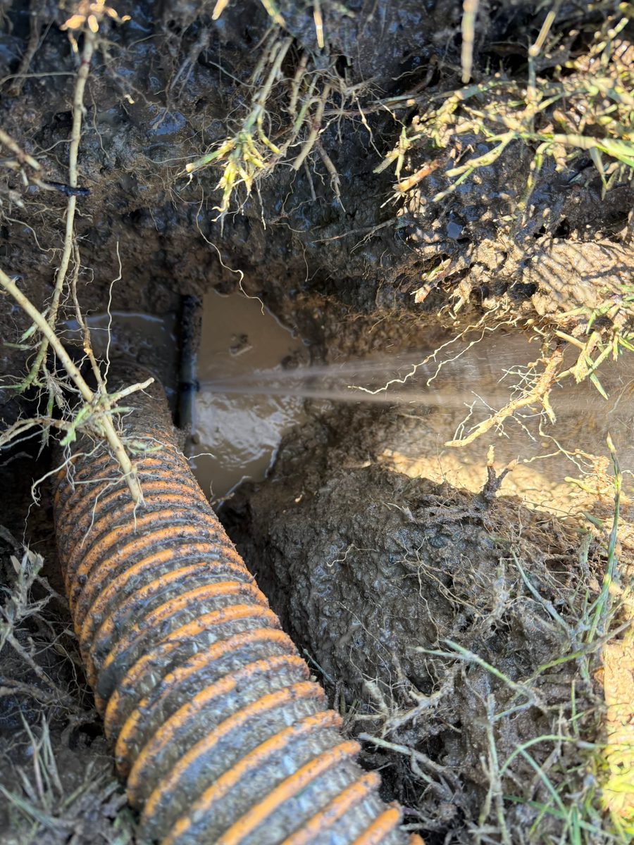 Hydrovac excavation around leaking pipe for leak detection support